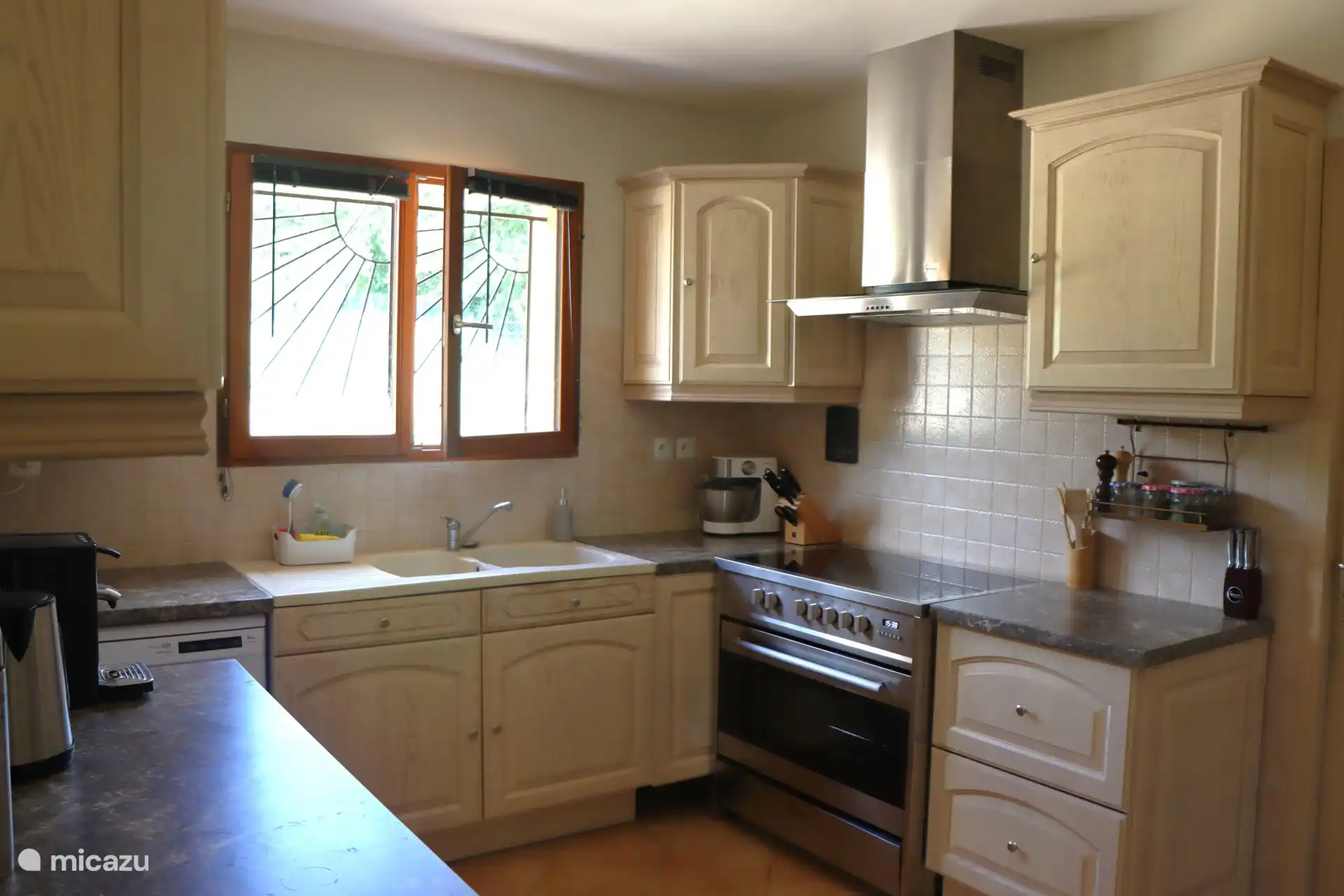 Ruime keuken waar echt alles is.