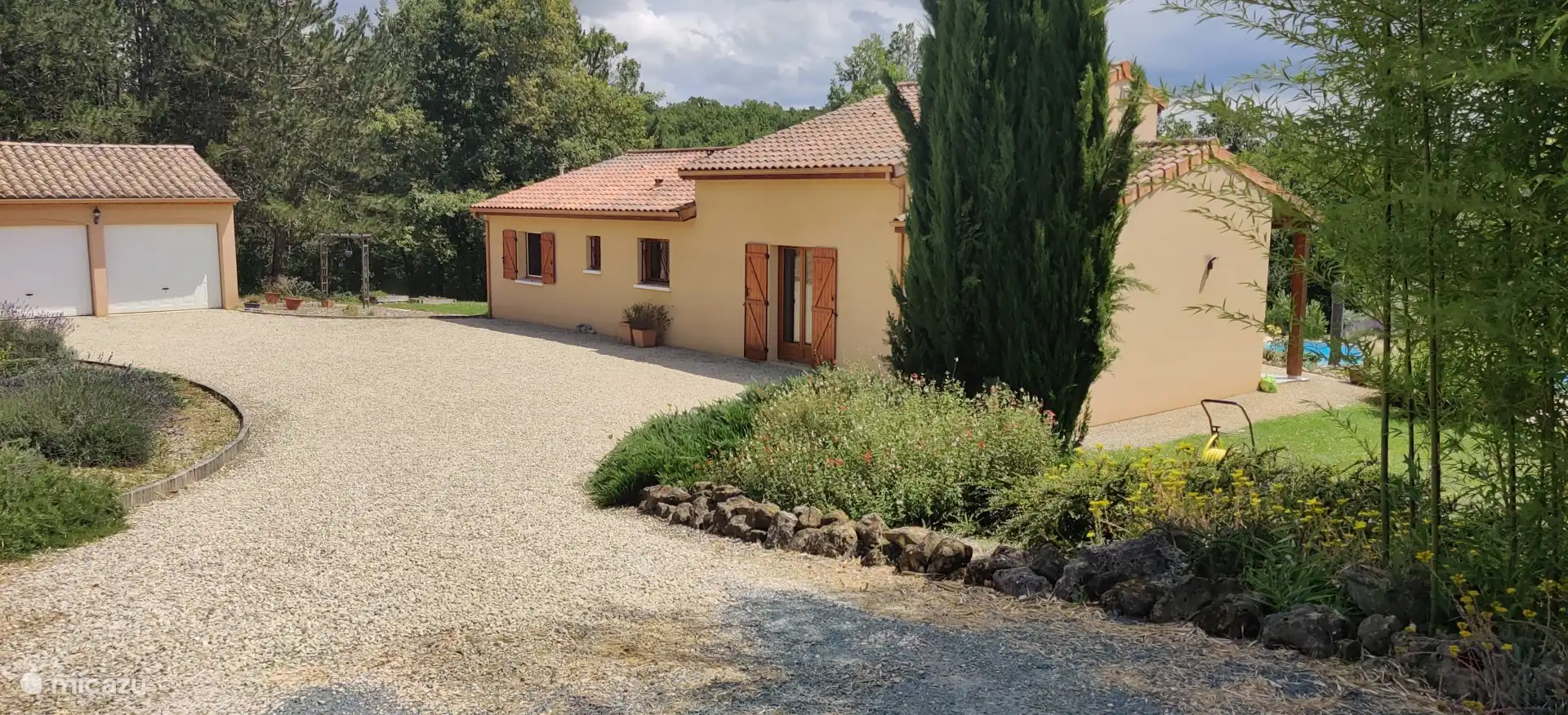 En dit is de voorzijde, met inrit en dubbele garage. Ruim genoeg om te parkeren.