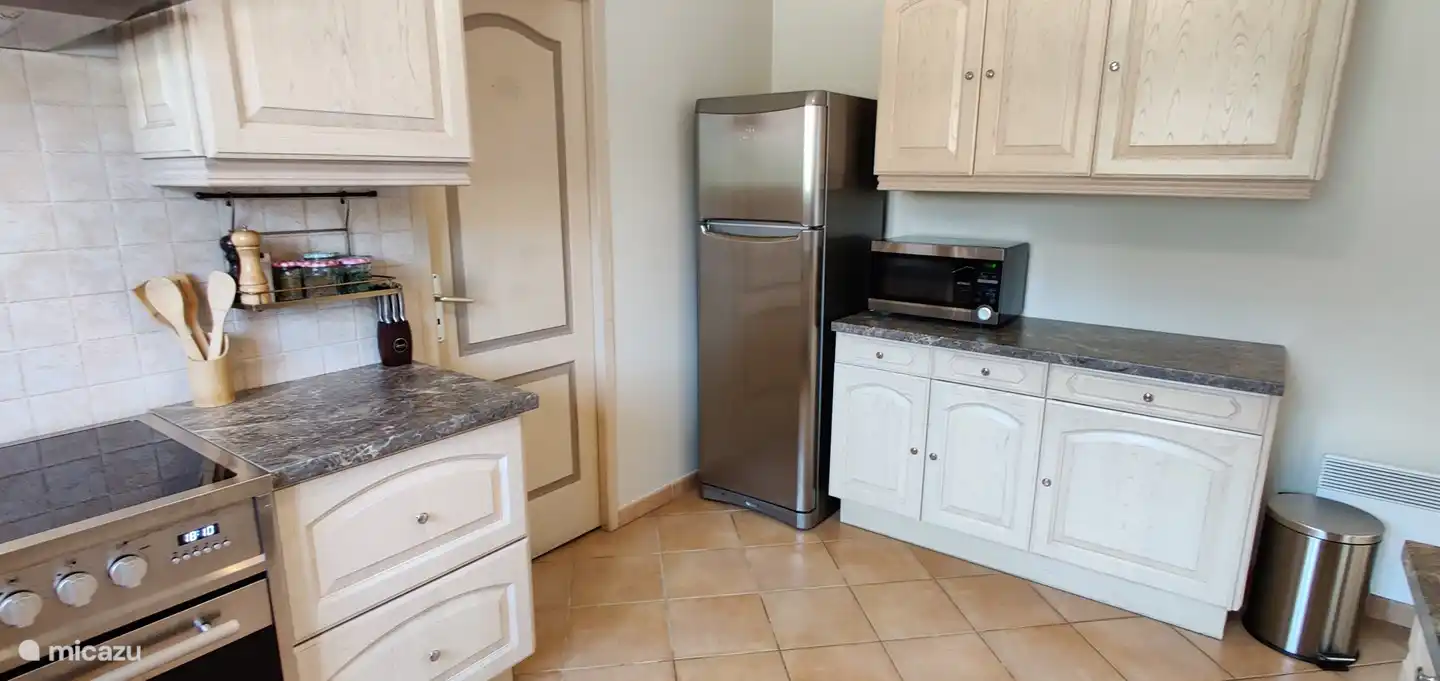 Of course, a fridge/freezer and microwave are not missing.