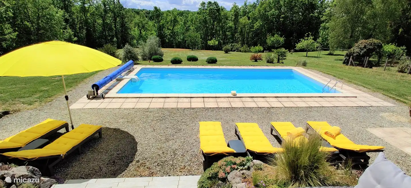 How rich can you feel in such a garden with a swimming pool?