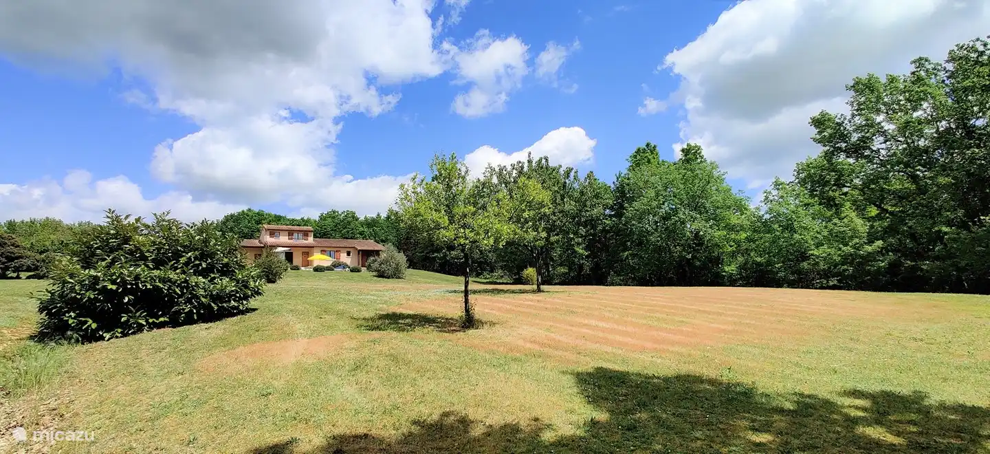 The garden and the grass are of course always neatly maintained.