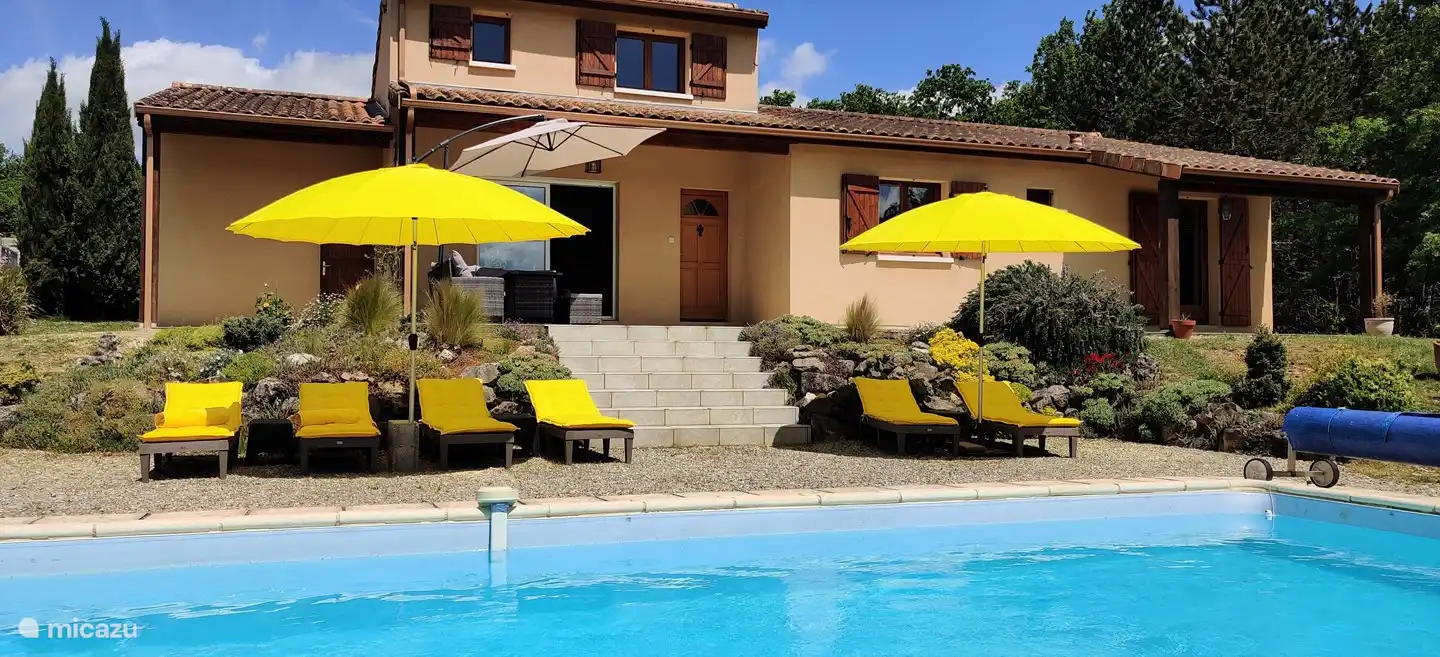 House, terrace, sunbeds, swimming pool..... the holiday feeling couldn't be better!