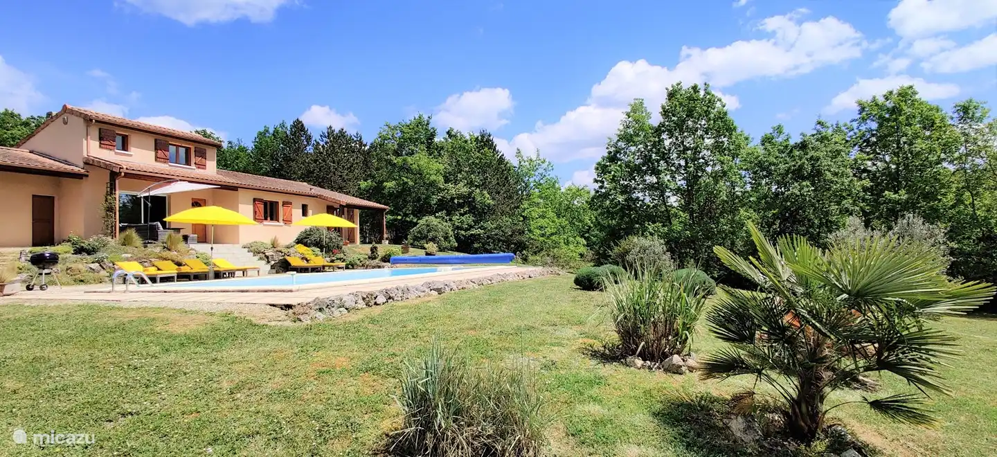 Blue sky, green surroundings, yellow parasols: a color combination that never gets boring.