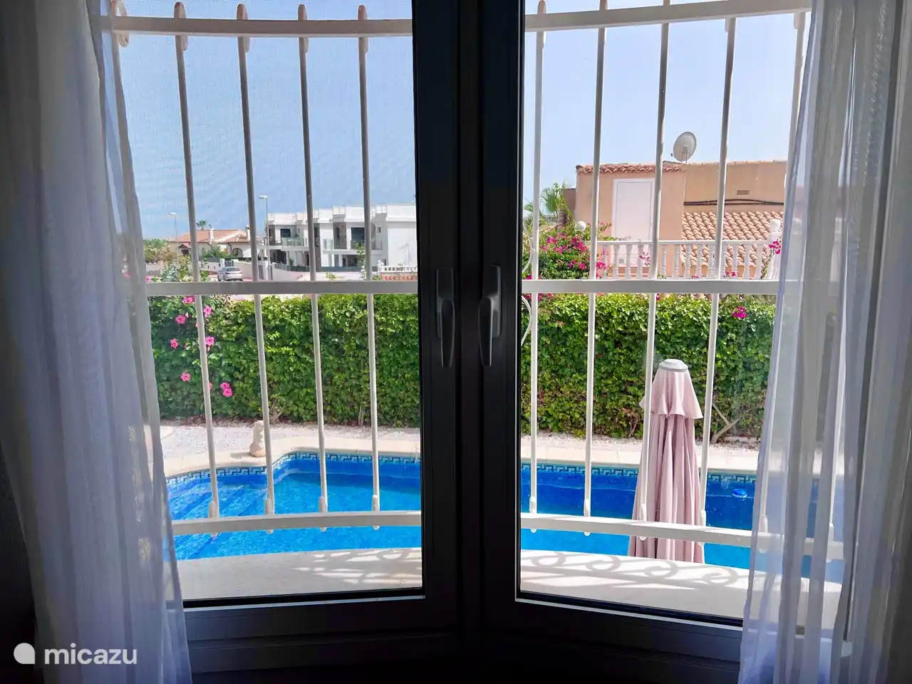 Schlafzimmer (Nr. 2) Fenster im Erdgeschoss.