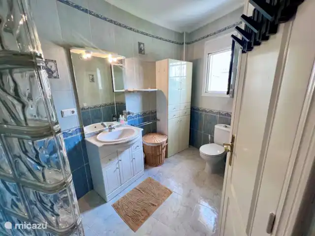 Maison Magnolia | Espagne, Costa Blanca, Ciudad Quesada - villa Salle de bain (#2) au premier étage.