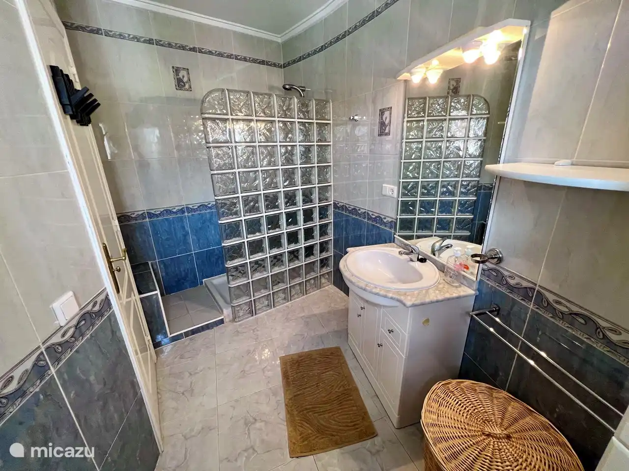 Badezimmer (Nr. 2) im ersten Stock.