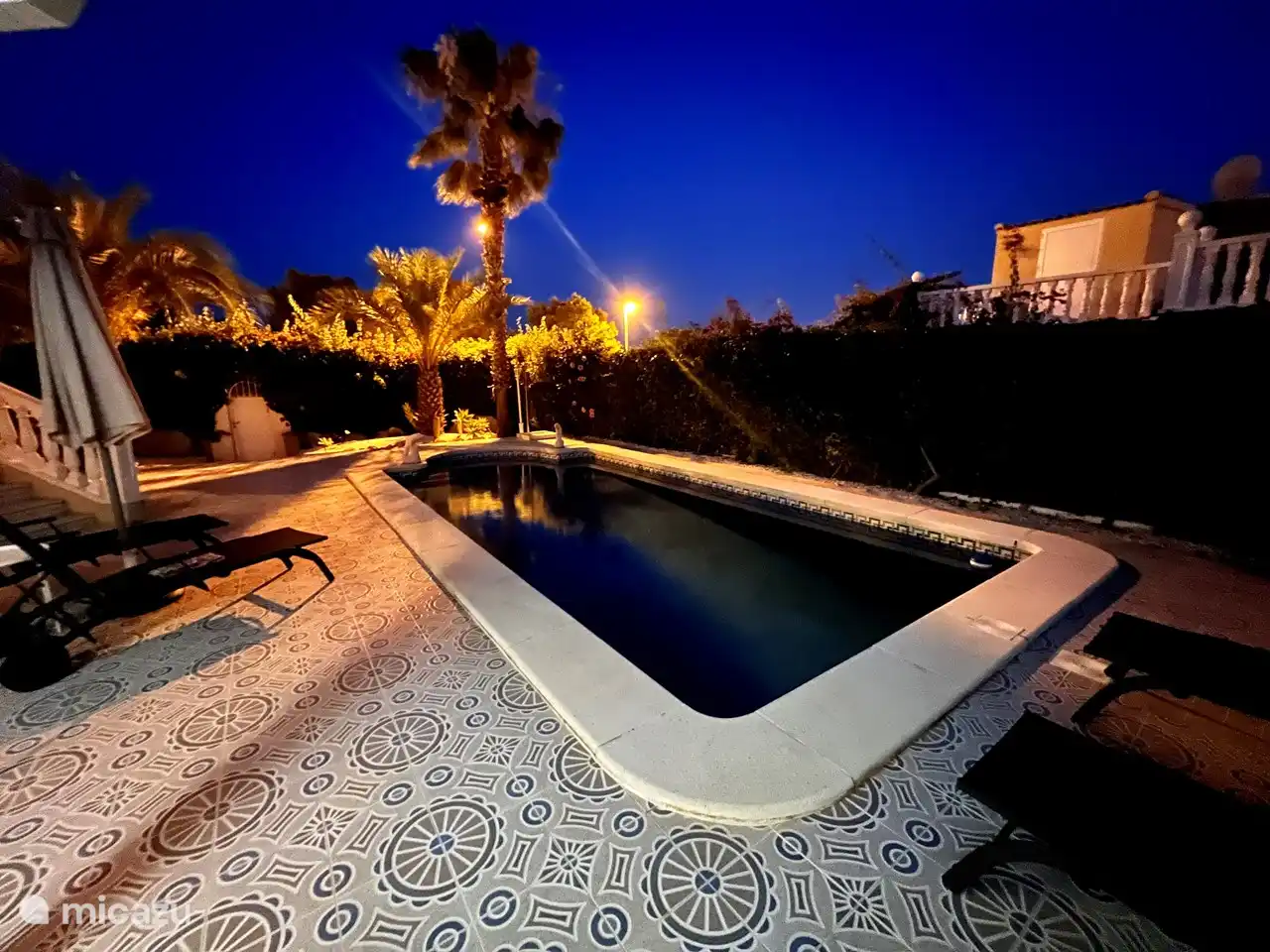 Schwimmbad am Abend.