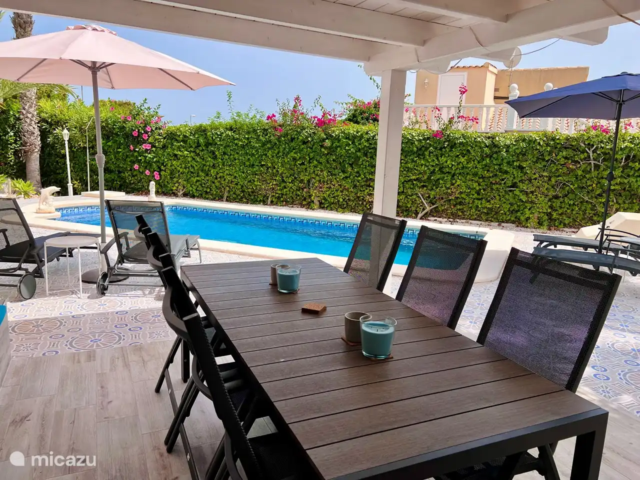 Esstisch in der Außenküche.