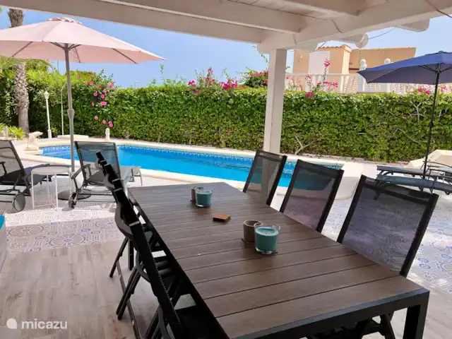 Maison Magnolia | Espagne, Costa Blanca, Ciudad Quesada - villa Table à manger dans la cuisine extérieure.