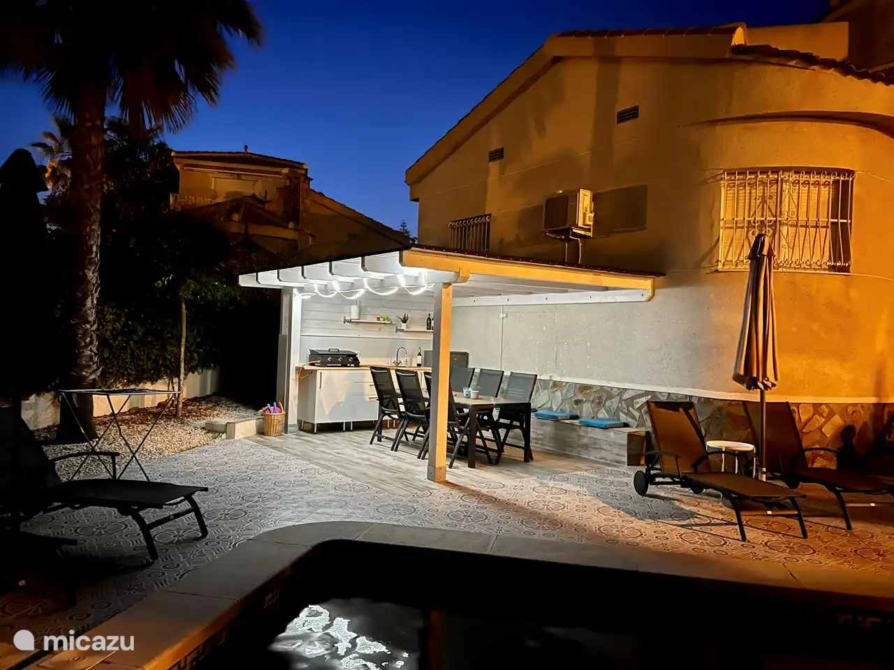 Outdoor-Küche am Abend.