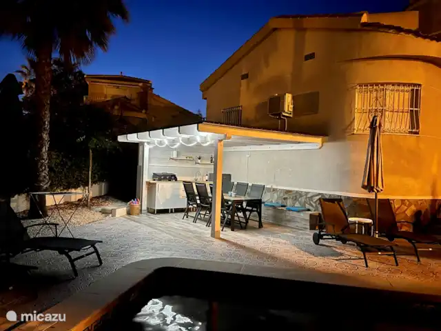 Maison Magnolia | Espagne, Costa Blanca, Ciudad Quesada - villa Cuisine extérieure le soir.
