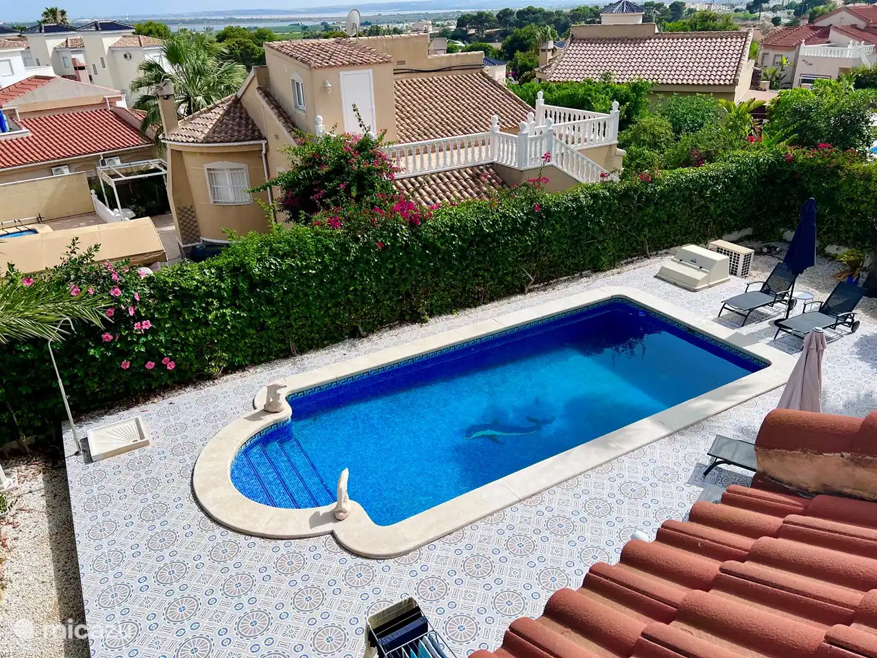 Swimmingpool vom Balkon im ersten Stock.