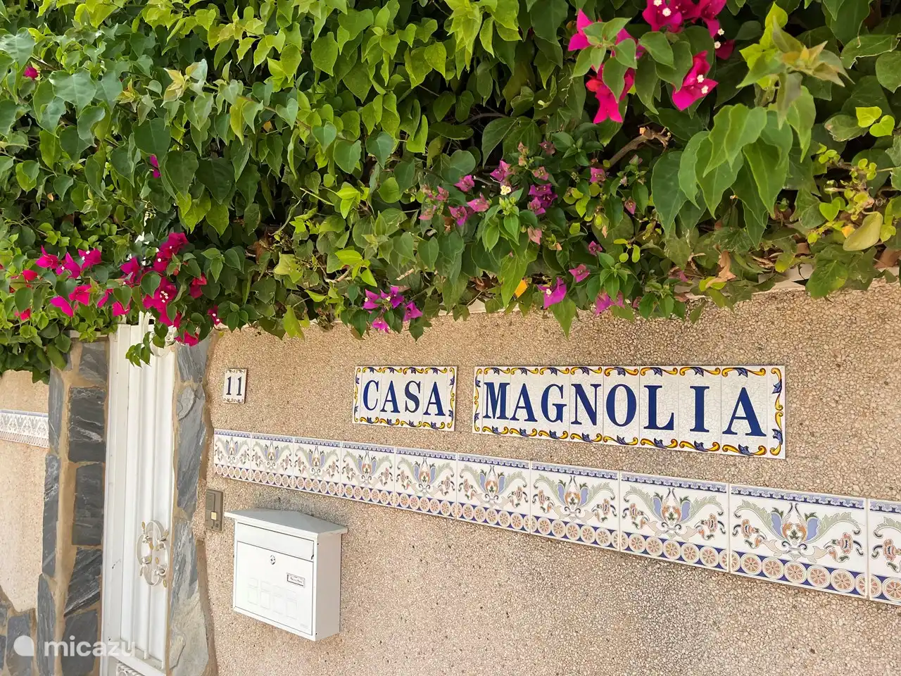 Name des Hauses an der Außenwand.