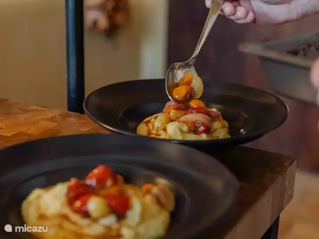 Agritourisme Qui Voglio | Italie, Marche, Monte Roberto - ferme Jasper, le cuisinier, prépare de délicieux repas