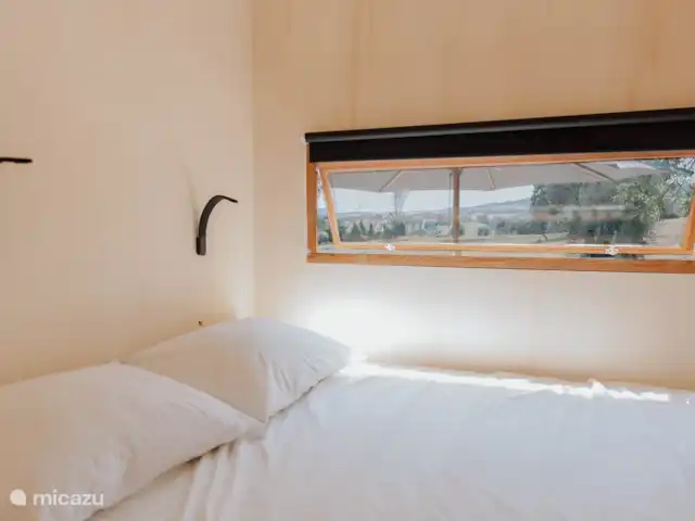 Agritourisme Qui Voglio | Italie, Marche, Monte Roberto - ferme Le lit coffre du Fortissimo avec une vue unique depuis le lit.