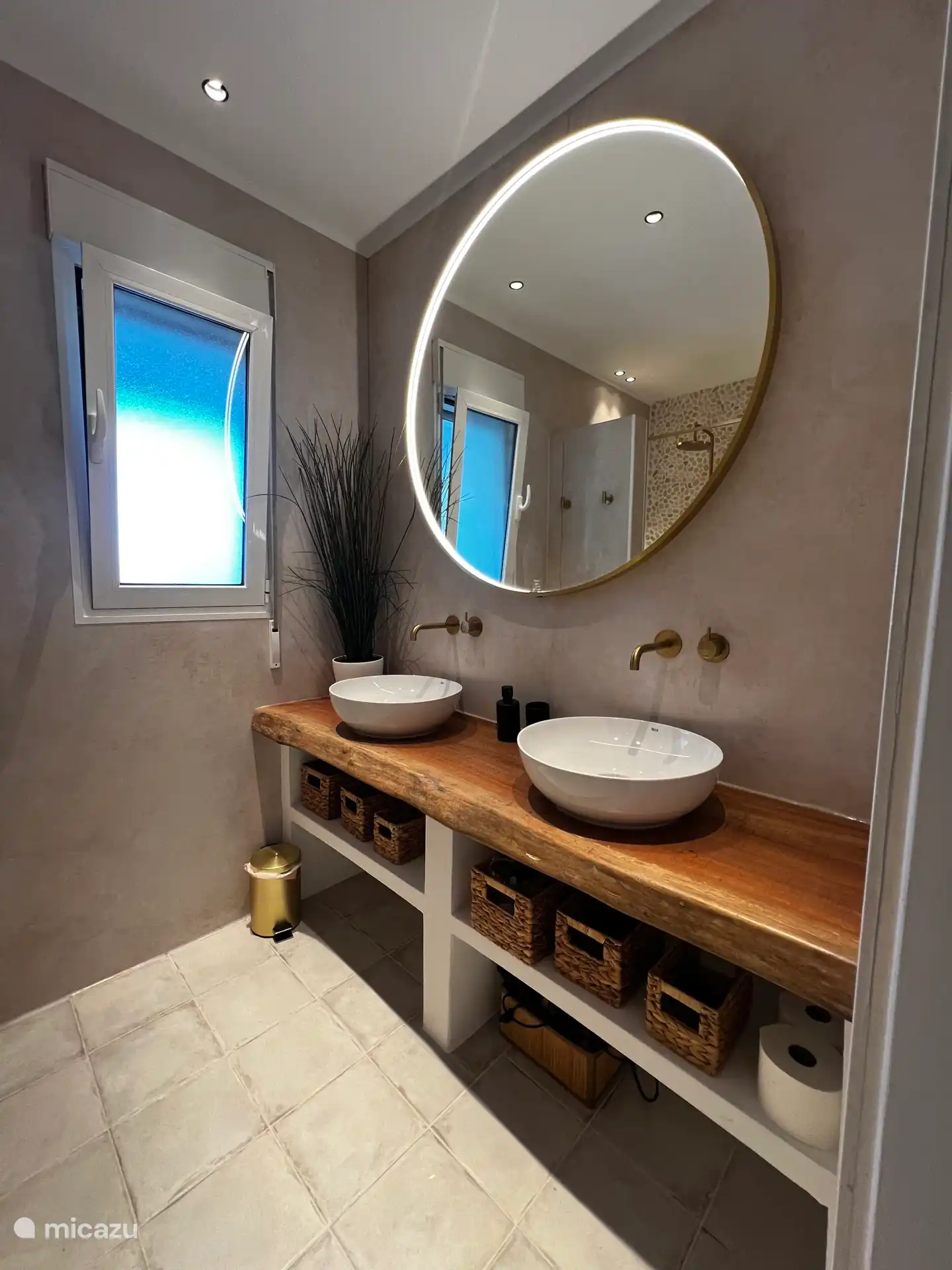 Deze badkamer is compleet vernieuwd (juni 2026) en is voorzien van alle gemakken en heeft een luxe afwerking met mediterrane look & feel 