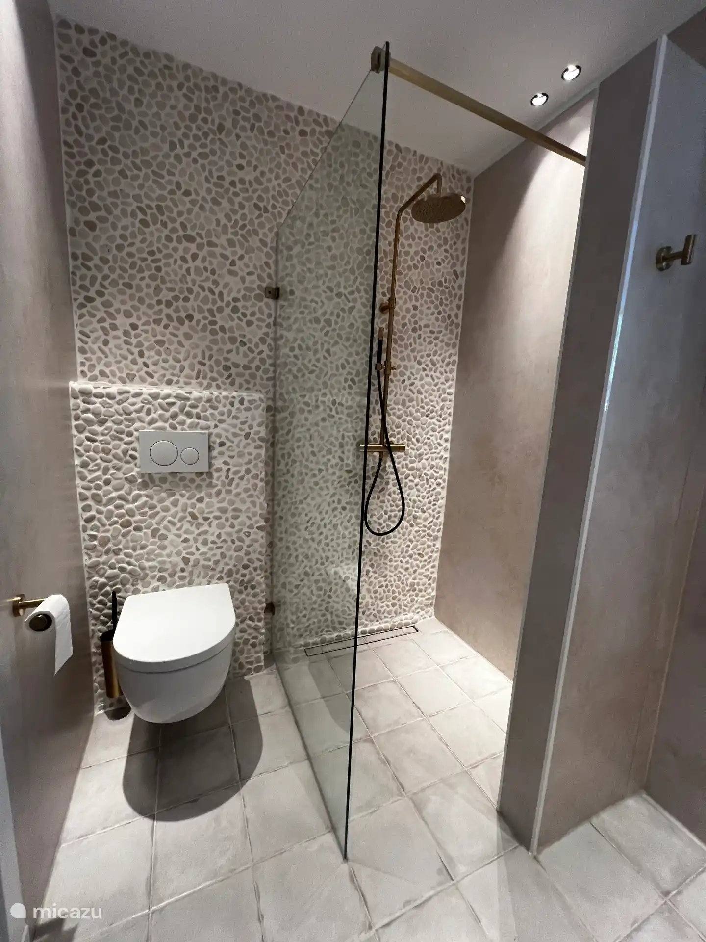 Deze badkamer is compleet vernieuwd (juni 2026) en is voorzien van alle gemakken en heeft een luxe afwerking met mediterrane look & feel 