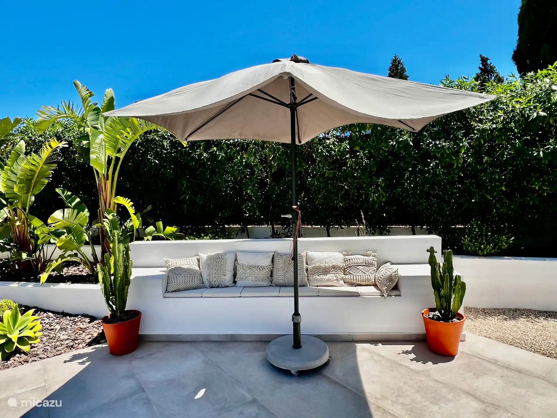 De royale tuin van bijna 1100m2 bied vele plekjes om je even terug te trekken en te genieten.