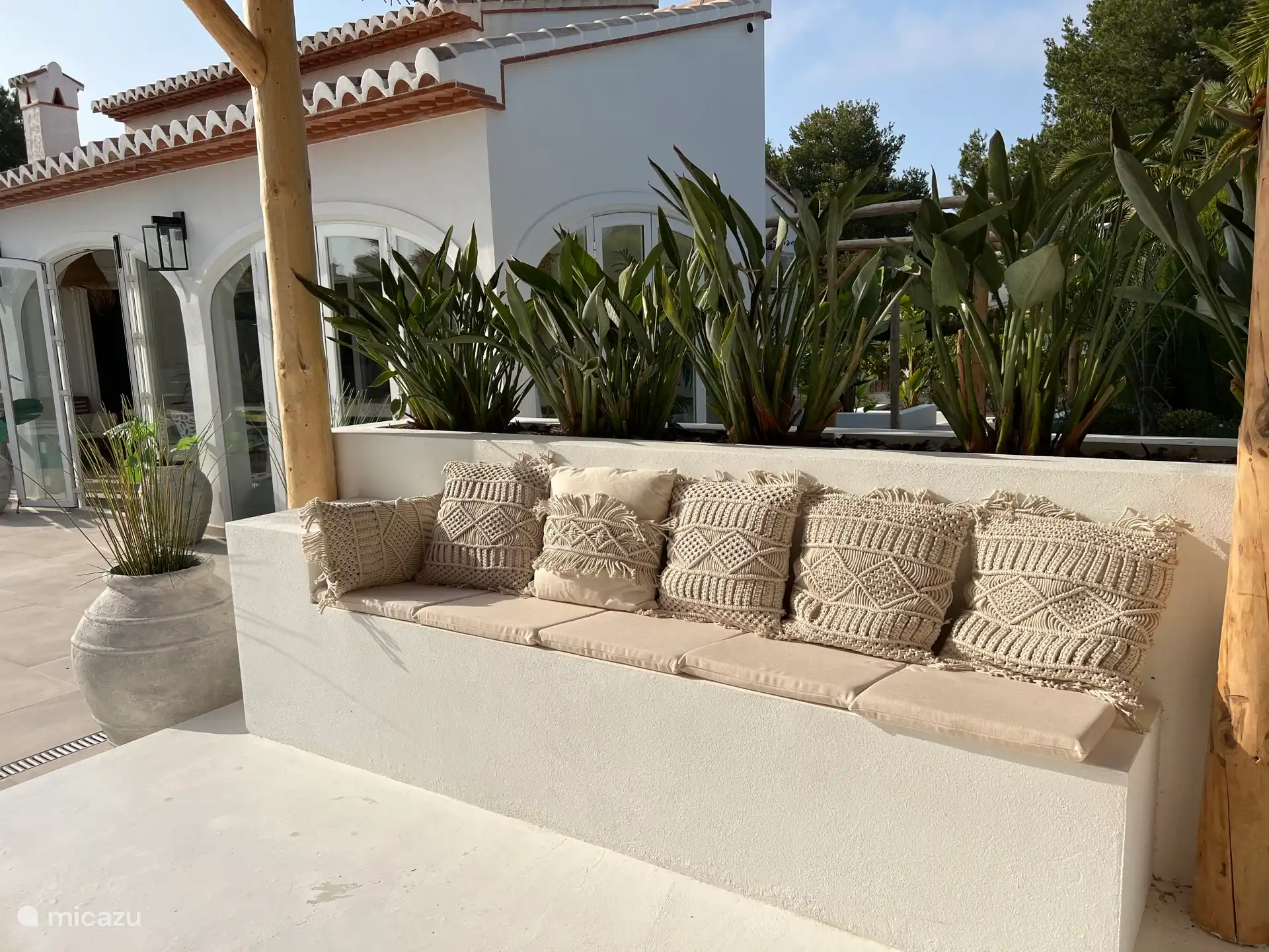 Autour de la maison, il y a des endroits merveilleux pour se retirer avec une bonne boisson et un bon livre. 