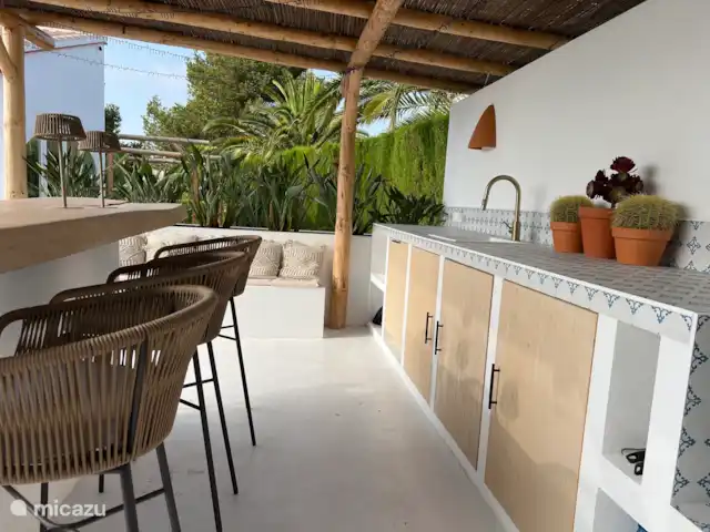 Maison Falzia | Espagne, Costa Blanca, Jávea - villa La cuisine extérieure (depuis le printemps 2025) est équipée d’un réfrigérateur, d’un lave-vaisselle et d’un barbecue pour des dîners confortables. 
De la cuisine extérieure, vous avez une belle vue sur le jardin et la piscine.