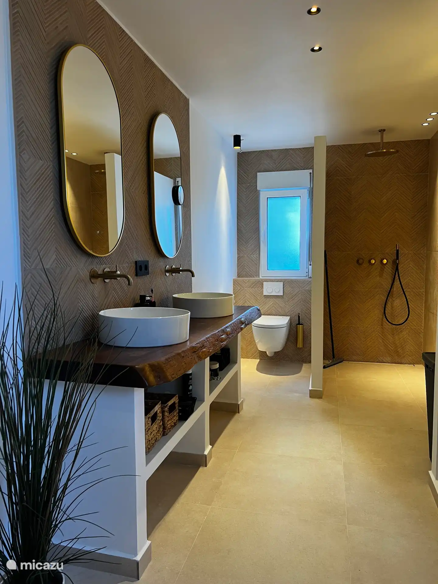 Deze compleet vernieuwde badkamer (juni 2026) heeft een mediterrane uitstraling en is van alle luxe voorzien, met gebruik van natuurlijk natuurlijke materialen en kleuren. 