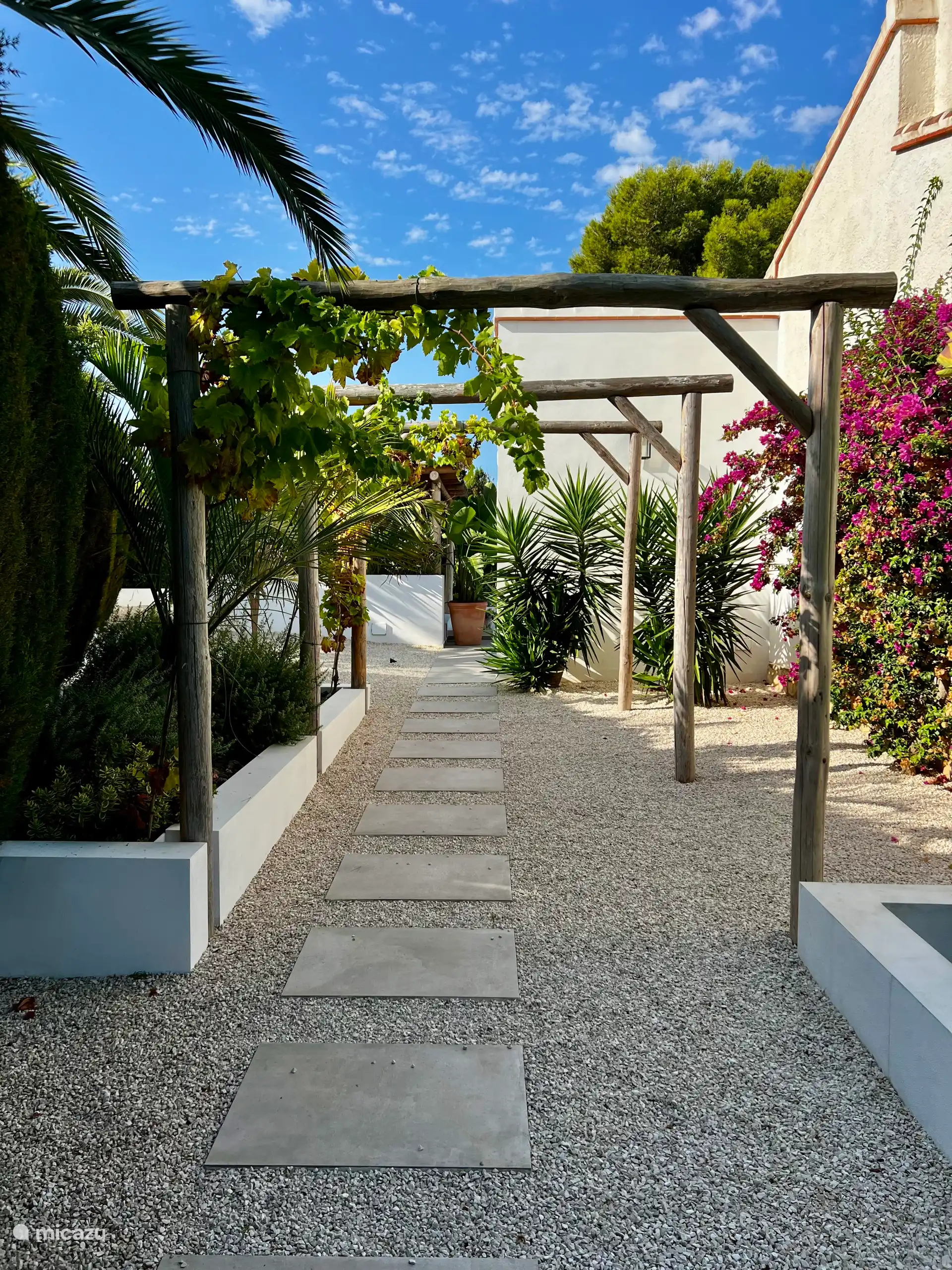 Der attraktive mediterrane Garten erstreckt sich rund um das ganze Haus und ist nachts wunderschön beleuchtet