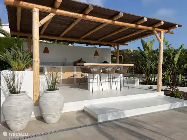 Maison Falzia | Espagne, Costa Blanca, Jávea - villa La cuisine extérieure (depuis le printemps 2025) est idéalement située pour un bon long dîner tout en profitant du soleil du soir.