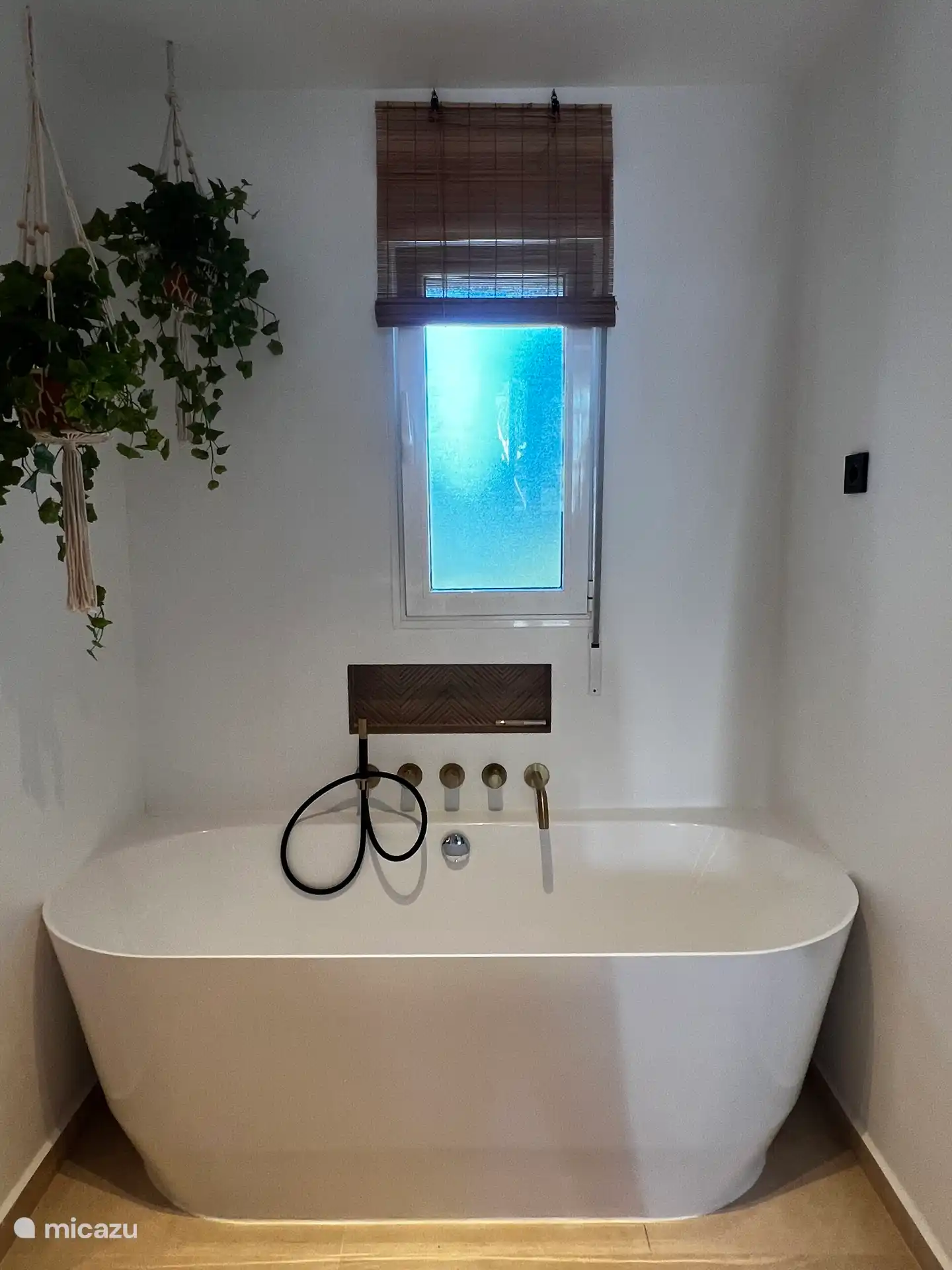 De compleet vernieuwde badkamer is voorzien van alle luxe, zoals een heerlijk ligbad.