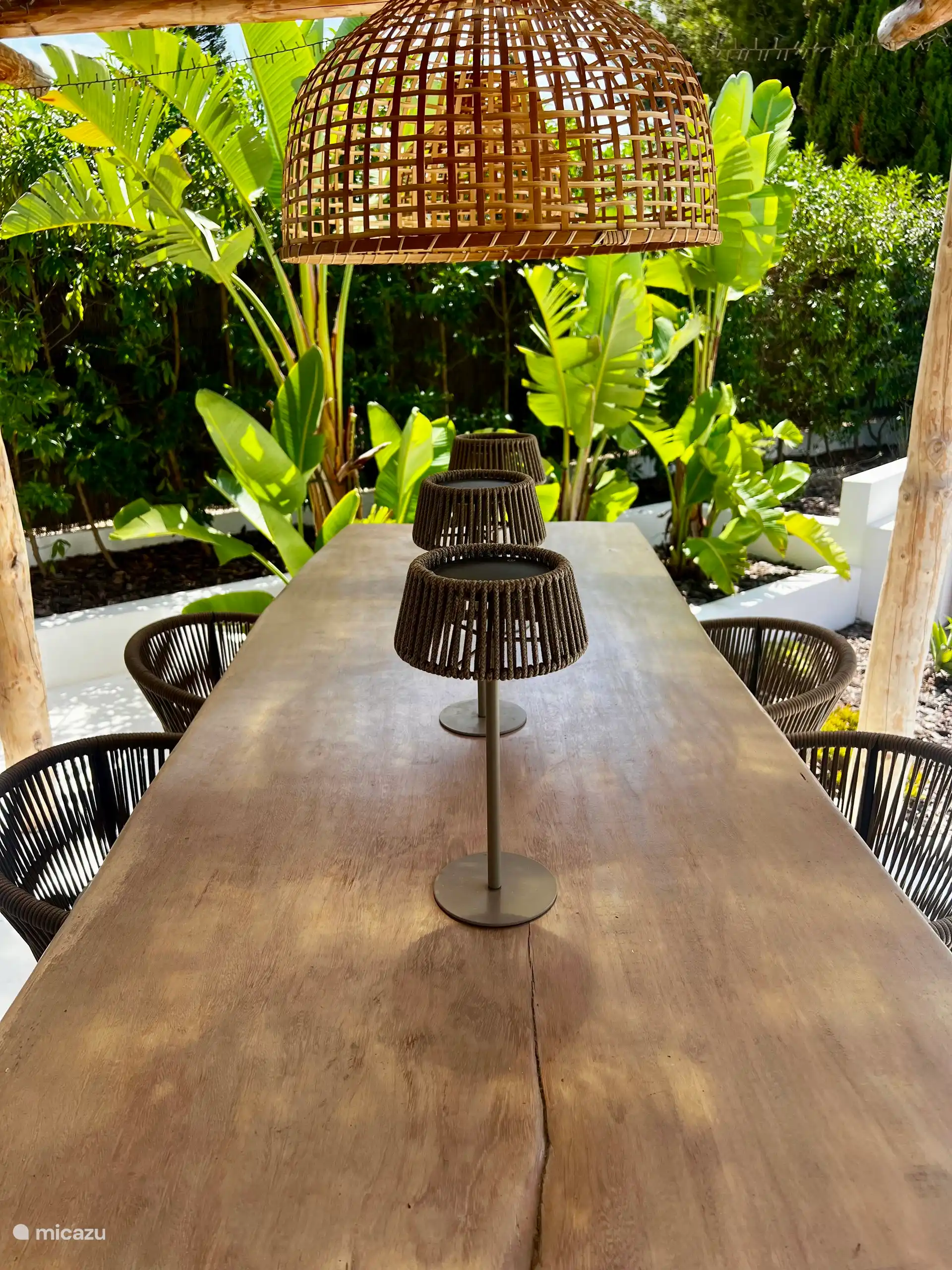 Der 6-Personen-Bartisch in der Außenküche ist ideal zum Frühstück mit Blick auf den schönen Garten, aber auch für endlose Spieleabende. 