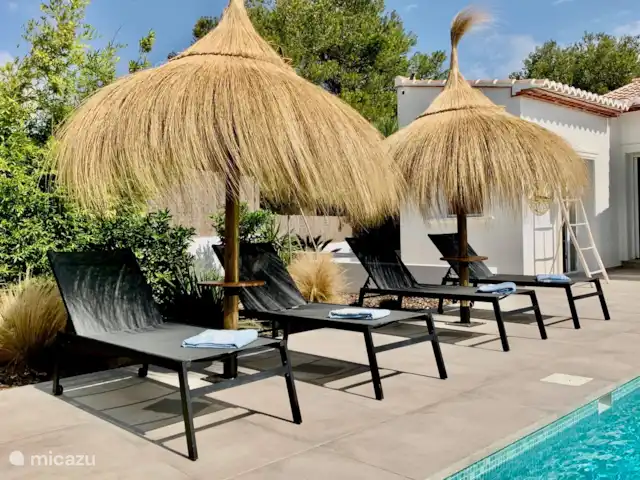 Maison Falzia | Espagne, Costa Blanca, Jávea - villa Sous les parasols au toit de chaume, surplombant la piscine, vous pourrez vous détendre.