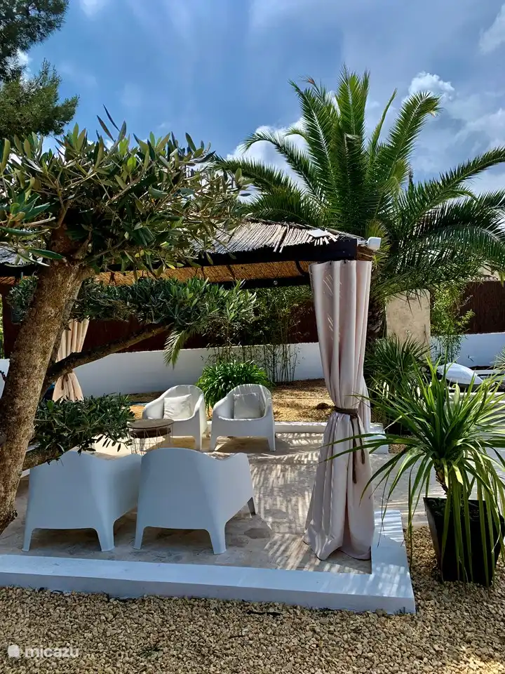 Dans le grand jardin (plat !) de plus de 1000m2, il y a de nombreux endroits où vous pourrez vous détendre.