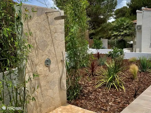 Maison Falzia | Espagne, Costa Blanca, Jávea - villa La douche extérieure (avec eau chaude et froide, douche à effet pluie et douchette) est merveilleusement cachée entre les bambous et constitue un bel ajout à la piscine.