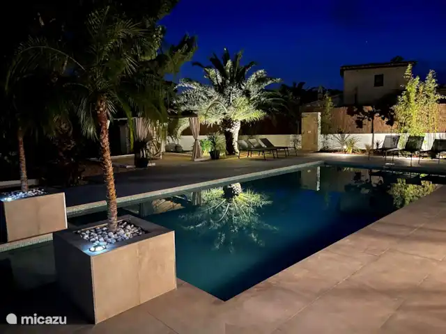 Maison Falzia | Espagne, Costa Blanca, Jávea - villa Le soir, le jardin magnifiquement éclairé et la piscine illuminée font de votre séjour un conte de fées.
La piscine, la terrasse et le jardin ont été entièrement rénovés au printemps 2023. La naya a également été agrandie.