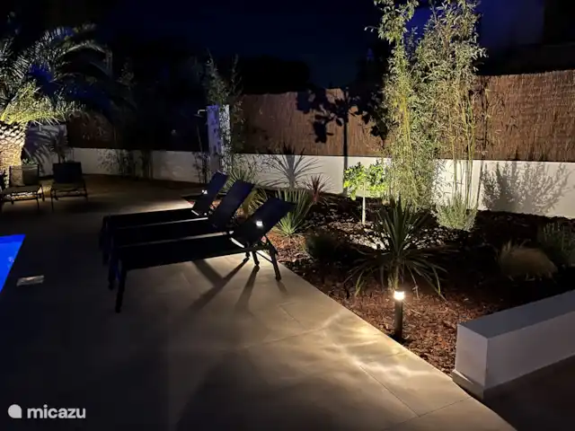 Maison Falzia | Espagne, Costa Blanca, Jávea - villa En plus de divers bambous et plantes ressemblant à des palmiers, le jardin nouvellement aménagé et illuminé comprend également un citronnier et un oranger.
