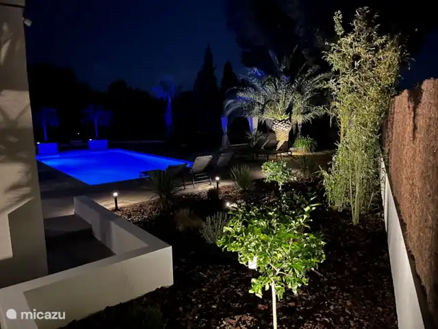 Maison Falzia | Espagne, Costa Blanca, Jávea - villa La piscine illuminée et le jardin en font un conte de fées la nuit.