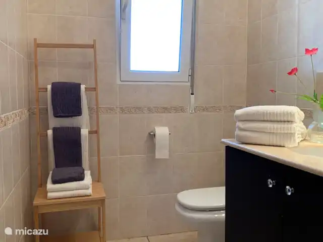 Maison Falzia | Espagne, Costa Blanca, Jávea - villa La salle de bain lumineuse dispose d'un 2ème WC, d'un meuble vasque et d'une spacieuse douche à l'italienne.