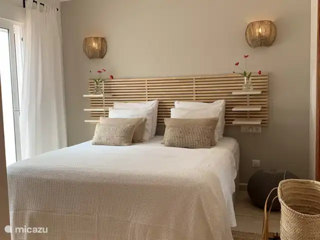 Maison Falzia | Espagne, Costa Blanca, Jávea - villa La chambre principale dispose d'un luxueux lit 2p de 180x200. Qu'il est agréable de se réveiller avec vue sur la piscine et le jardin avec le soleil levant depuis son lit confortable. Cette chambre dispose d'une salle d'eau attenante avec meuble vasque, douche à l'italienne et toilettes.
