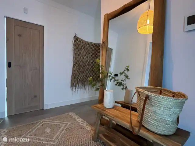 Maison Falzia | Espagne, Costa Blanca, Jávea - villa En entrant dans notre casa, vous ressentez immédiatement l’ambiance méditerranéenne : beaucoup de matériaux naturels, des murs blanc chaux et un sol solide à l’aspect béton dans toute la maison.