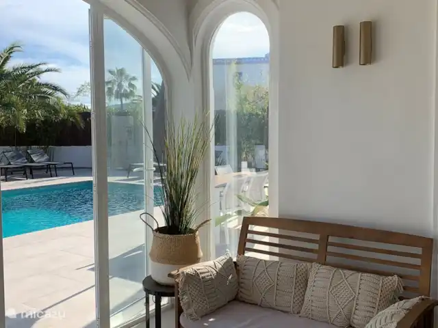 Maison Falzia | Espagne, Costa Blanca, Jávea - villa La naya (véranda couverte) dispose de quelques jolis coins avec une belle vue sur la piscine et le jardin méditerranéen.