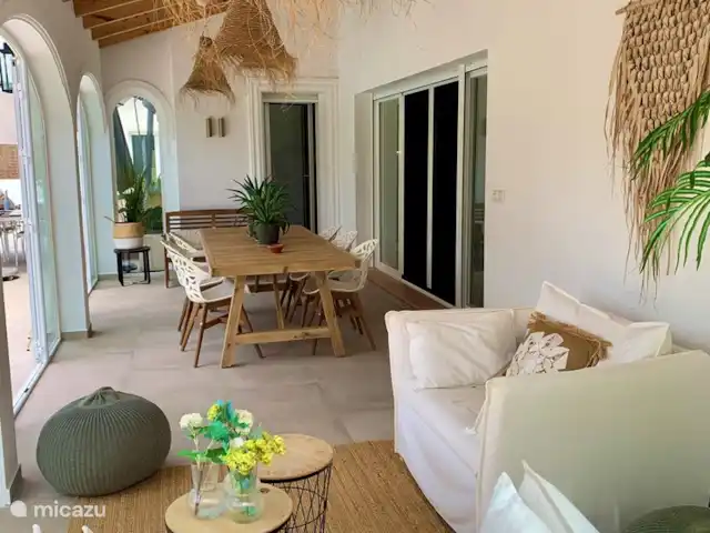 Maison Falzia | Espagne, Costa Blanca, Jávea - villa Un endroit merveilleux pour se pelotonner avec un bon livre dans l'une des causeuses. Surplombant le jardin et la piscine, ou pour jouer à des jeux à la table de la salle à manger.