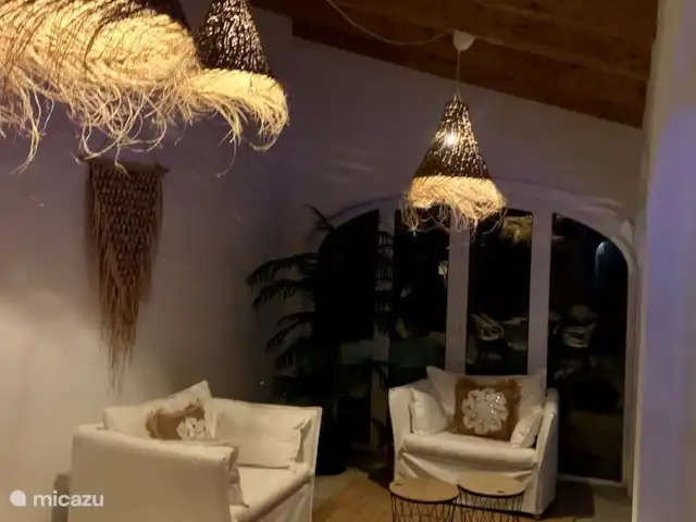 Maison Falzia | Espagne, Costa Blanca, Jávea - villa La naya est un endroit merveilleux pour contempler la nuit le jardin illuminé et la piscine illuminée dans l'une des causeuses.