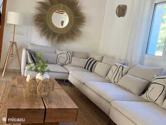 Maison Falzia | Espagne, Costa Blanca, Jávea - villa Le charmant salon lumineux est joliment décoré, tout en conservant de charmantes influences espagnoles. Du salon, vous pouvez voir le magnifique jardin illuminé et la piscine illuminée.