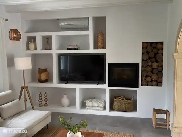 Maison Falzia | Espagne, Costa Blanca, Jávea - villa Le salon a été récemment rénové, en conservant des éléments espagnols ludiques. 
Bien sûr, avec une cheminée confortable et une télévision intelligente.