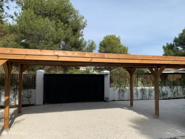 Maison Falzia | Espagne, Costa Blanca, Jávea - villa La façade de la villa est fermée par un portail électrique.