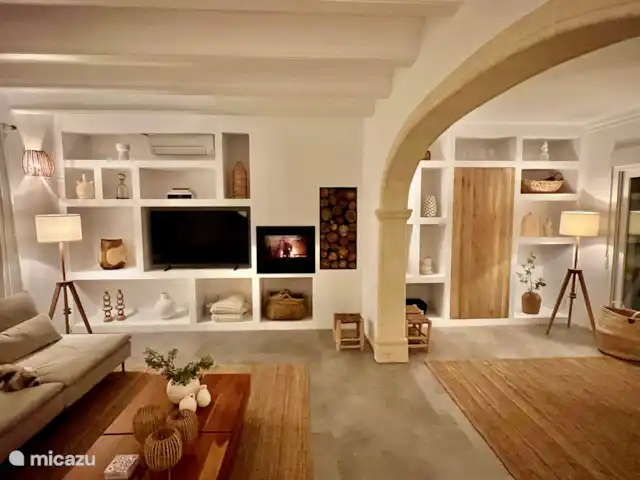 Maison Falzia | Espagne, Costa Blanca, Jávea - villa Le salon rénové a des éléments modernes mais conserve quelques détails espagnols.