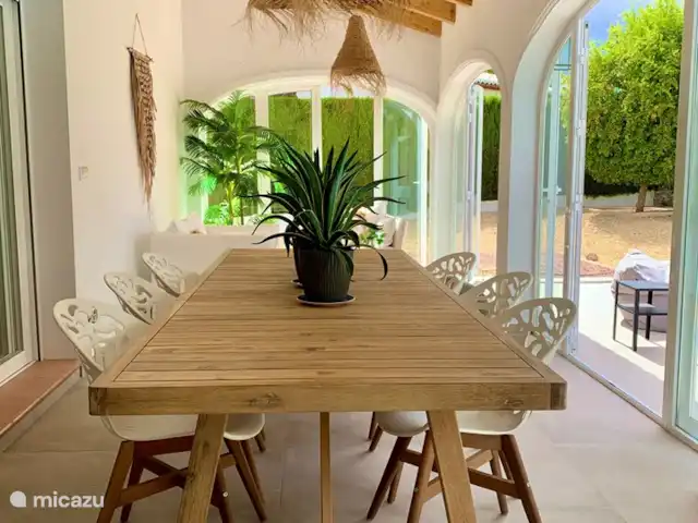Maison Falzia | Espagne, Costa Blanca, Jávea - villa La naya (porche couvert) offre un endroit merveilleux pour dîner longtemps ou jouer à des jeux le soir, avec vue sur le jardin illuminé et la piscine.