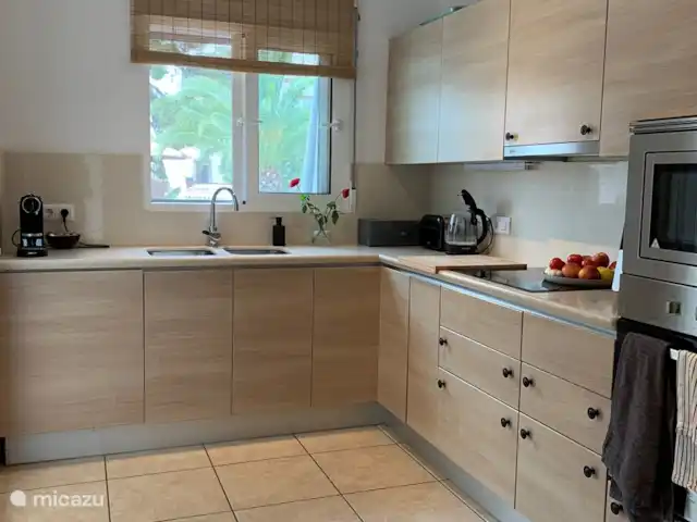 Maison Falzia | Espagne, Costa Blanca, Jávea - villa La cuisine semi-ouverte lumineuse donne sur la piscine et le magnifique jardin avec des palmiers et a un accès direct à la naya et à la terrasse.