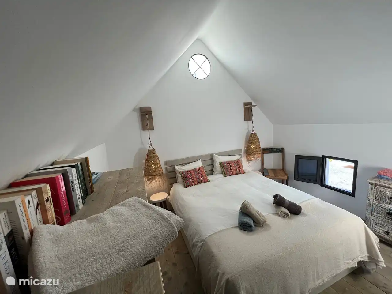 Hauptschlafzimmer mit schönem Doppelbett