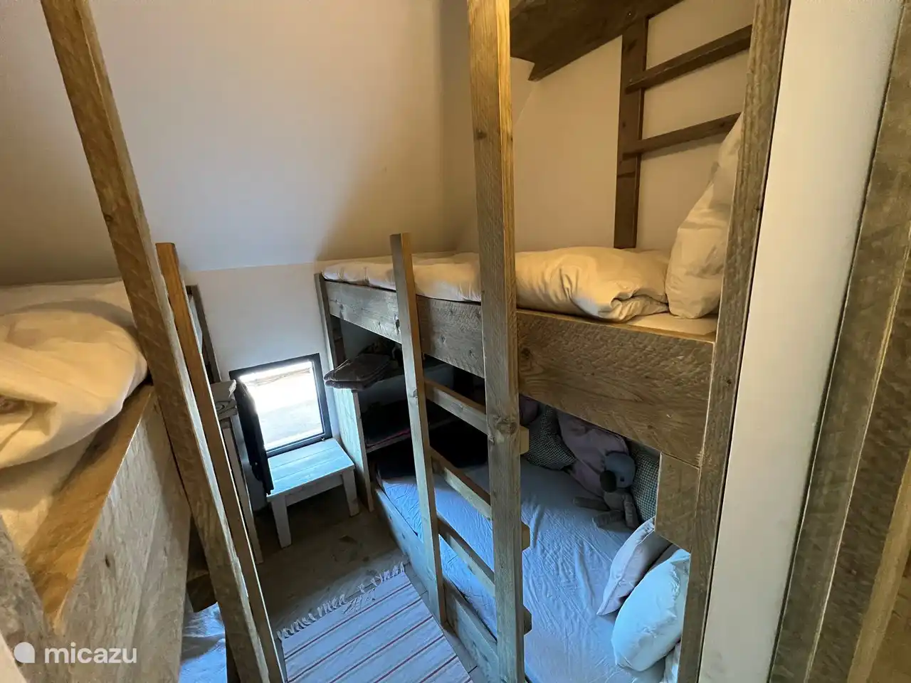 Schlafzimmer mit zwei Etagenbetten