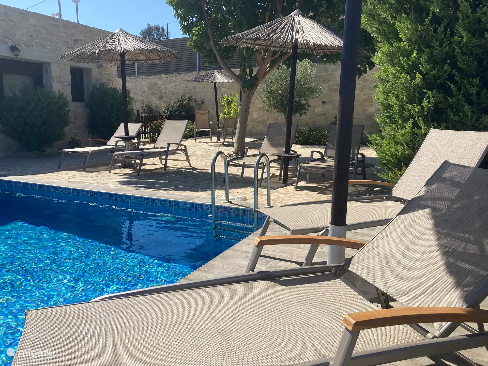 Zwembad met ligstoelen